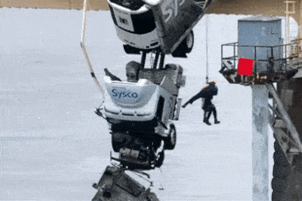 Thót tim xe container đánh võng trên đường phố-1