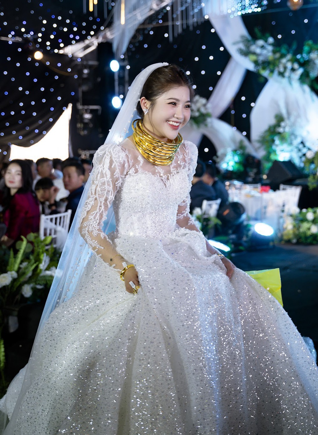 Đám cưới toàn vàng và siêu xe: Yêu nhau 8 năm, từng bị phản đối-3