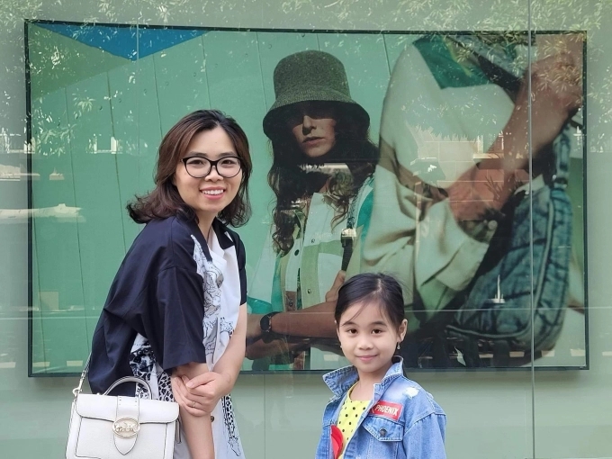 Chồng nói với con: Chỉ khi nào sông Đà hết nước thì tiền trong ví bố mới hết, bà mẹ Hà Nội có cách ứng xử điểm 10-1