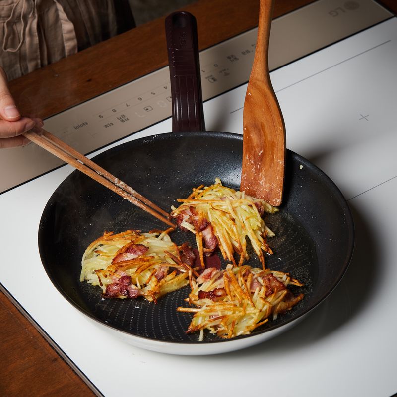 Mách bạn một cách biến tấu củ khoai tây thành món bánh giòn rụm cực thơm ngon để nhâm nhi-6