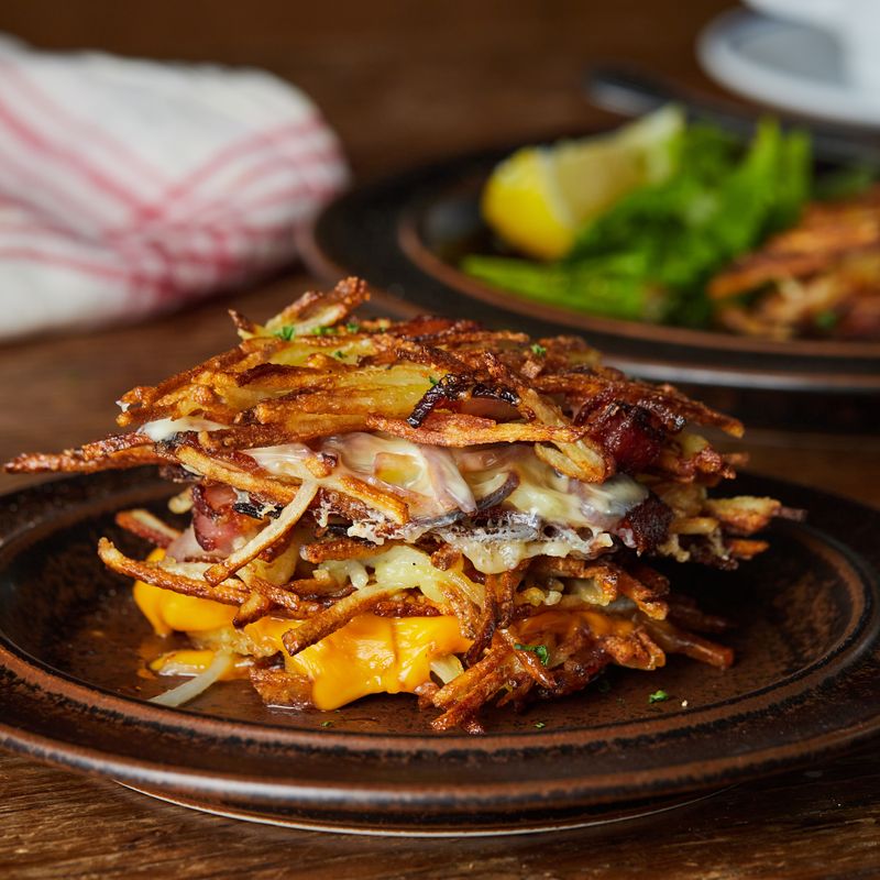 Mách bạn một cách biến tấu củ khoai tây thành món bánh giòn rụm cực thơm ngon để nhâm nhi-8