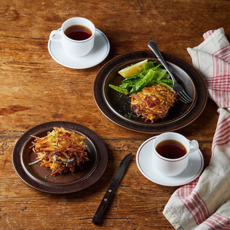 Mách bạn một cách biến tấu củ khoai tây thành món bánh giòn rụm cực thơm ngon để nhâm nhi-9