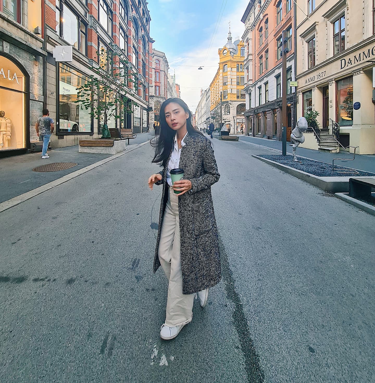 U50 Ngô Thanh Vân thường mặc kiểu quần gì để luôn trẻ trung, thanh lịch?-5