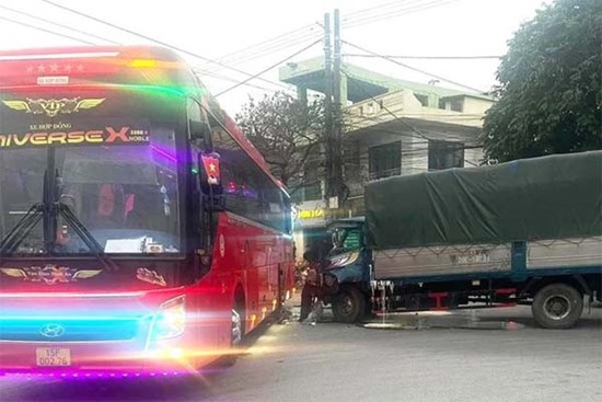 Xe chở học sinh đi trải nghiệm gặp tai nạn ở Hải Phòng