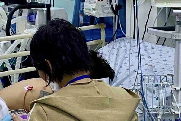 Bé trai mắc viêm màng não nặng do vi khuẩn phế cầu-1