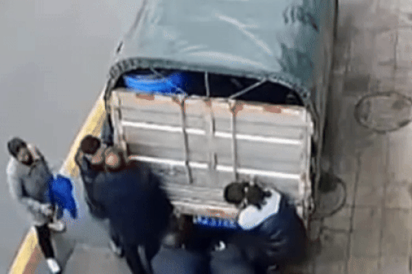 Clip: Người dân hợp sức nâng xe tải giải cứu người đàn ông bị mắc kẹt