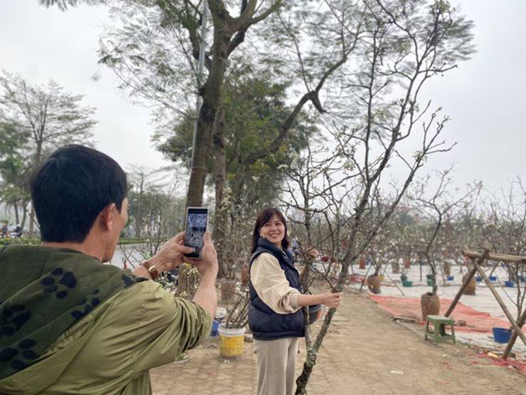 Người Hà Nội thích thú ăn chơi hết tháng Giêng với hoa lê rừng-6