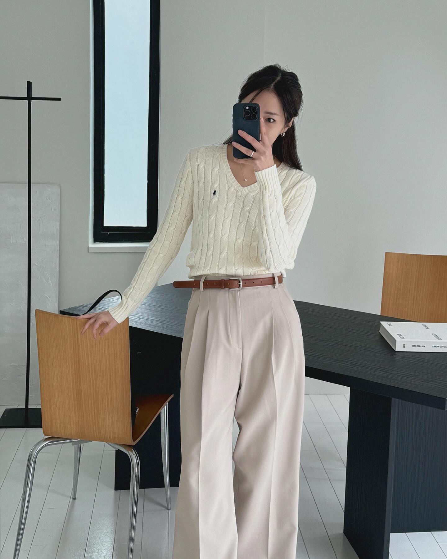 10 set đồ công sở màu trung tính giúp các nàng mặc đẹp trong nháy mắt-10