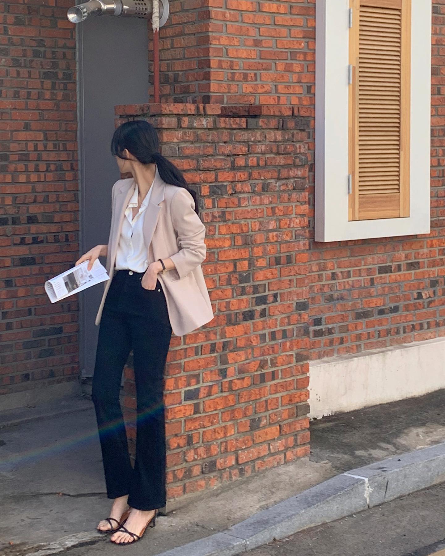 10 set đồ công sở màu trung tính giúp các nàng mặc đẹp trong nháy mắt-8