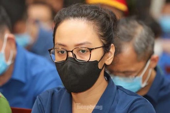 Bị cáo Trương Huệ Vân khóc nhẹ khi khai về ‘