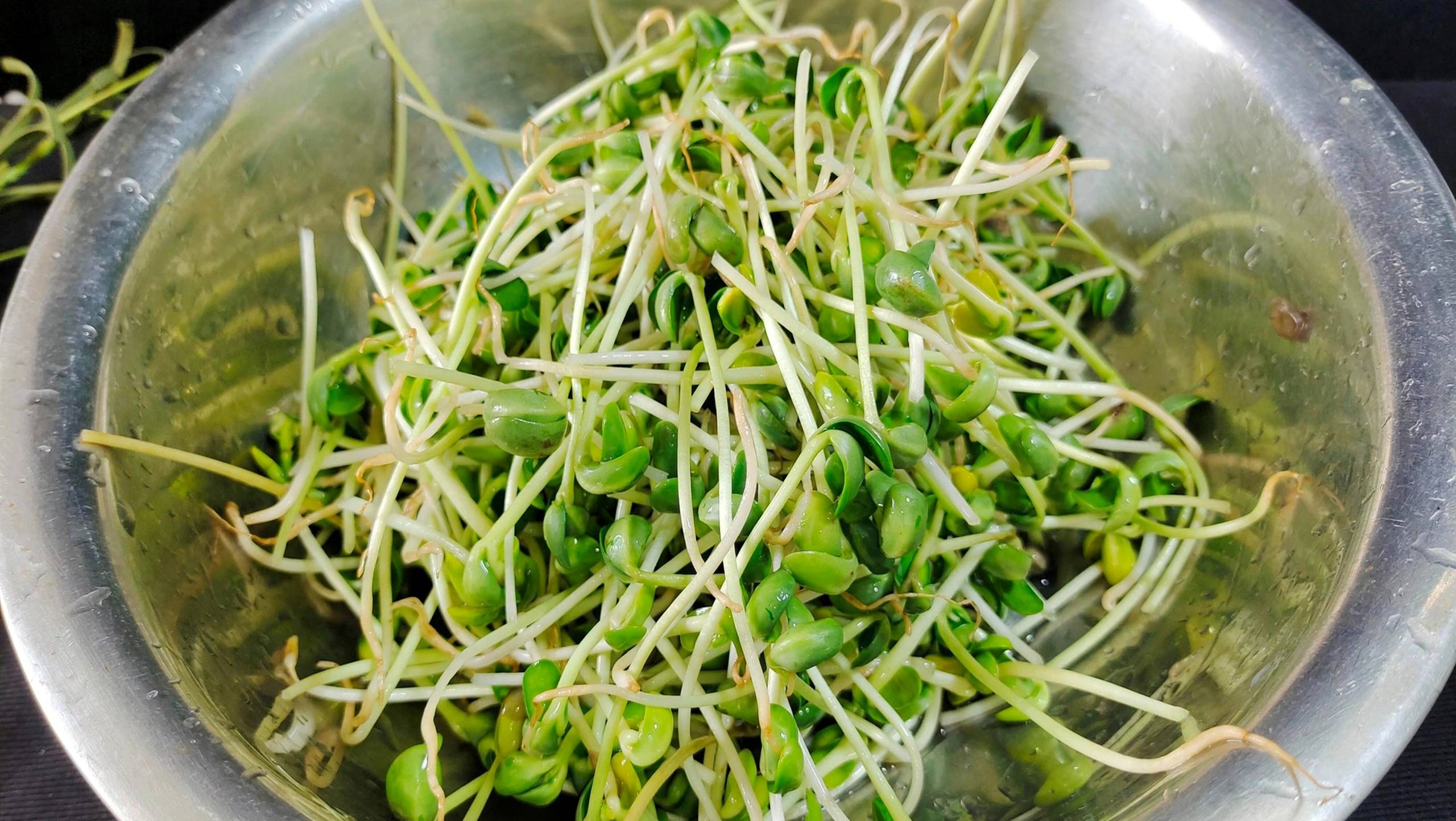 Loại rau nhân sâm xanh ít người biết, siêu vitamin, bổ máu, lợi gan, xào thịt bò cực giòn ngọt-3