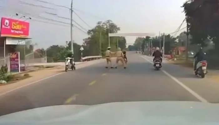 Bắt khẩn cấp thanh niên đâm vào xe cảnh sát giao thông ở Bắc Giang-1