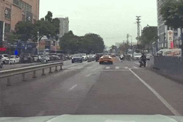 Tài xế thích thể hiện, siêu xe Lamborghini mất lái đâm vào rào chắn bên đường