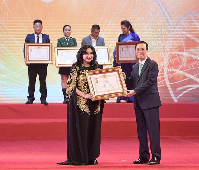 Nữ ca sĩ xinh đẹp vừa được trao tặng NSND: Mỹ nhân tuổi 55, cuồn cuộn sức sống-1