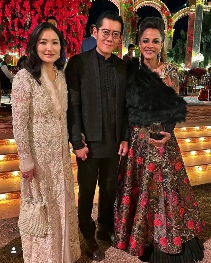 Hoàng hậu vạn người mê của Bhutan dự tiệc nhà tỷ phú giàu nhất châu Á: Xinh đẹp ngút ngàn, hiếm hoi thể hiện cử chỉ thân mật với chồng-2