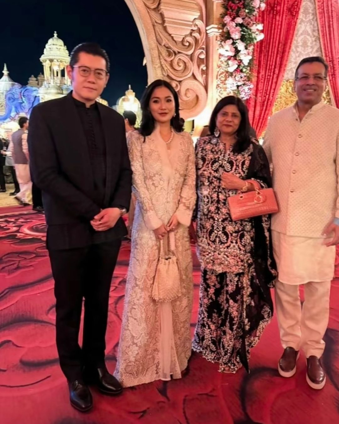 Hoàng hậu vạn người mê của Bhutan dự tiệc nhà tỷ phú giàu nhất châu Á: Xinh đẹp ngút ngàn, hiếm hoi thể hiện cử chỉ thân mật với chồng-1