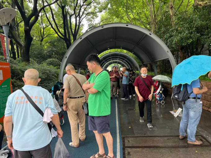 Nghề mai mối dạo trong công viên ở Thượng Hải (Trung Quốc): Mua dịch vụ hơn 300.000/tháng thì có thể tìm được bạn đời lý tưởng?-1