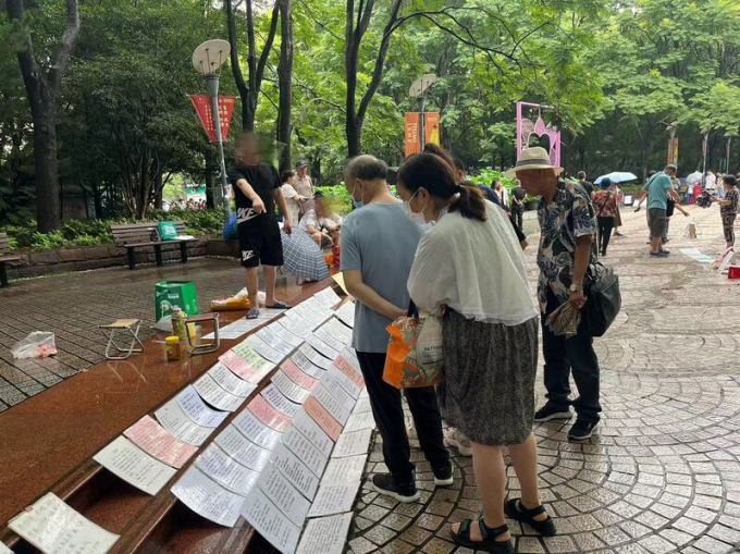 Nghề mai mối dạo trong công viên ở Thượng Hải (Trung Quốc): Mua dịch vụ hơn 300.000/tháng thì có thể tìm được bạn đời lý tưởng?-2