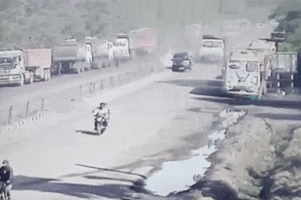 Ô tô mất lái, lao như tên bắn vào khách sạn khiến 5 người thương vong-1