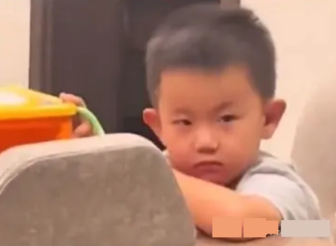 Mẹ sinh thêm em, cả nhà vây quanh đứa trẻ mới sinh đang khóc, ánh mắt buồn bã của bé trai ngồi một góc, ai cũng đau lòng-1