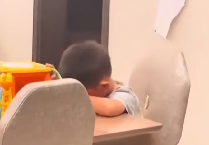 Mẹ sinh thêm em, cả nhà vây quanh đứa trẻ mới sinh đang khóc, ánh mắt buồn bã của bé trai ngồi một góc, ai cũng đau lòng-2