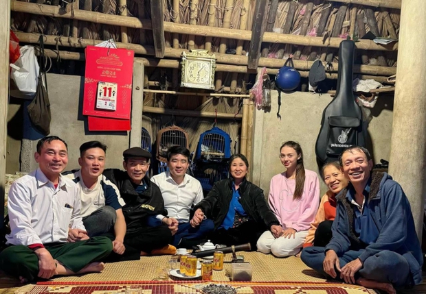 Vợ Tây của Bùi Tiến Dũng giản dị về Thanh Hóa, xúc động khi xem lại bức ảnh cuối cùng của gia đình cùng bố chồng-1