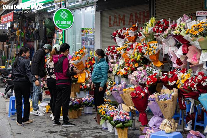 Giá hoa 8/3 tăng mạnh, khách vẫn chen nhau mua-1