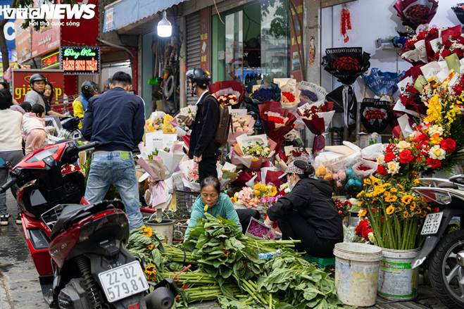 Giá hoa 8/3 tăng mạnh, khách vẫn chen nhau mua-11