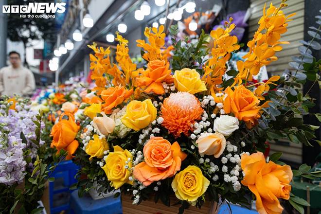 Giá hoa 8/3 tăng mạnh, khách vẫn chen nhau mua-4