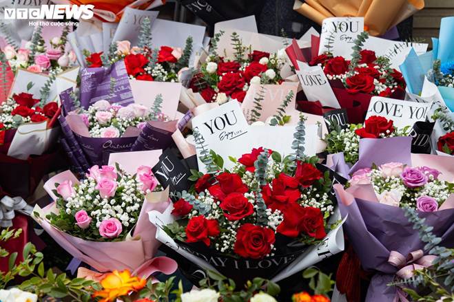 Giá hoa 8/3 tăng mạnh, khách vẫn chen nhau mua-5