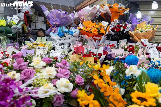 Giá hoa 8/3 tăng mạnh, khách vẫn chen nhau mua-6