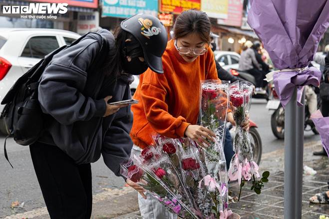 Giá hoa 8/3 tăng mạnh, khách vẫn chen nhau mua-8