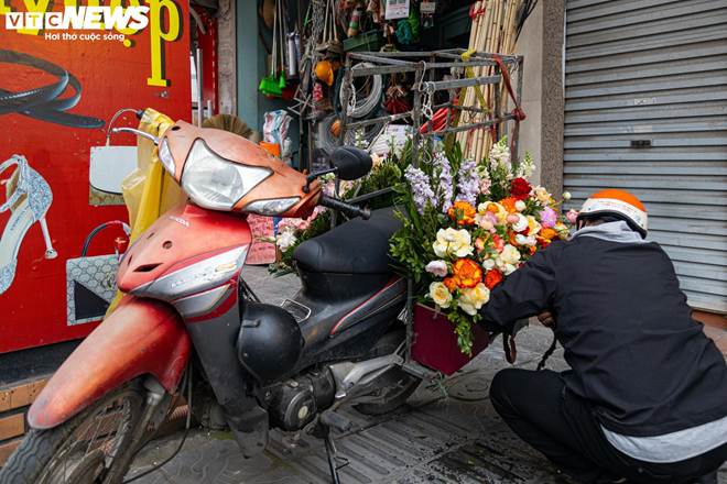 Giá hoa 8/3 tăng mạnh, khách vẫn chen nhau mua-10