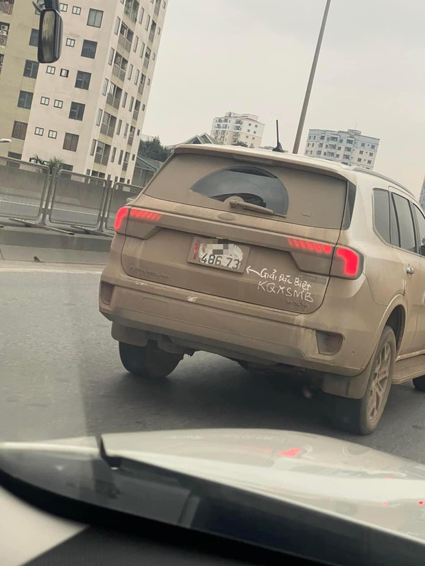 Thấy ảnh xe bị bắn đầy bùn đất, CĐM cười ngất vì dòng chữ viết tay: Ai trúng độc đắc không?-1