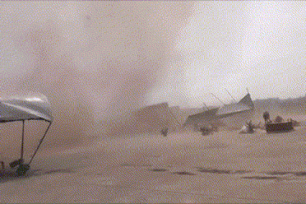 Clip: Đang ngồi gác cổng, nam bảo vệ bị ô tô tông tử vong-1