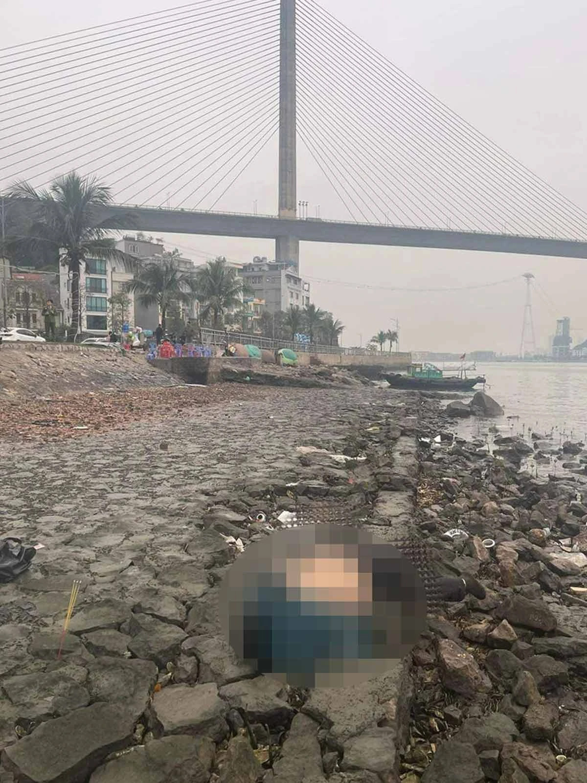 Vụ thi thể phụ nữ gần cầu Bãi Cháy: Nạn nhân mặc áo khoác dạ xanh, chân đi tất đen trắng-1
