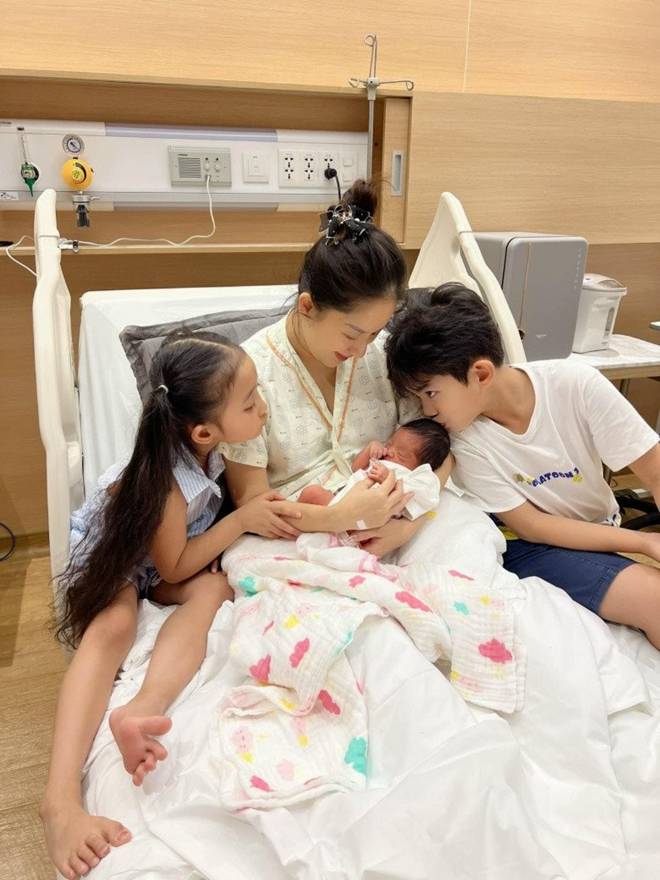 Khánh Thi nói về nghi vấn bầu lần 4 với Phan Hiển, tự nhận dành cả thanh xuân để đi đẻ-7