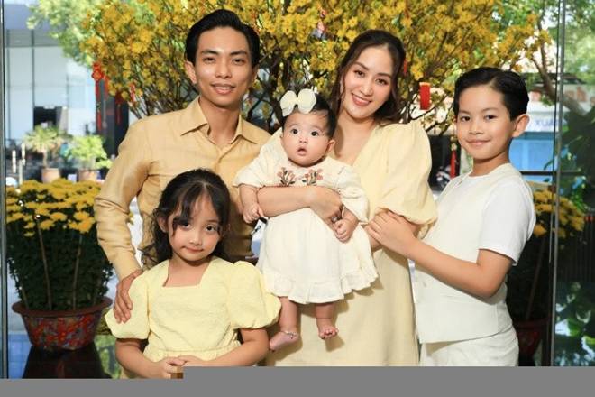 Khánh Thi nói về nghi vấn bầu lần 4 với Phan Hiển, tự nhận dành cả thanh xuân để đi đẻ-8