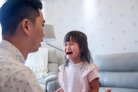 Con khóc lóc ăn vạ, cha mẹ hạng ba mắng mỏ, cha mẹ hạng hai chiều chuộng, cha mẹ hạng nhất làm điều này