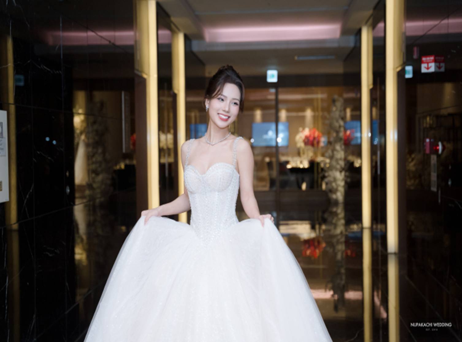 Lễ cưới của diễn viên Vbiz và chồng doanh nhân: Cô dâu diện váy 200 triệu khoe nhan sắc mỹ miều, dàn sao đổ bộ chúc mừng-1