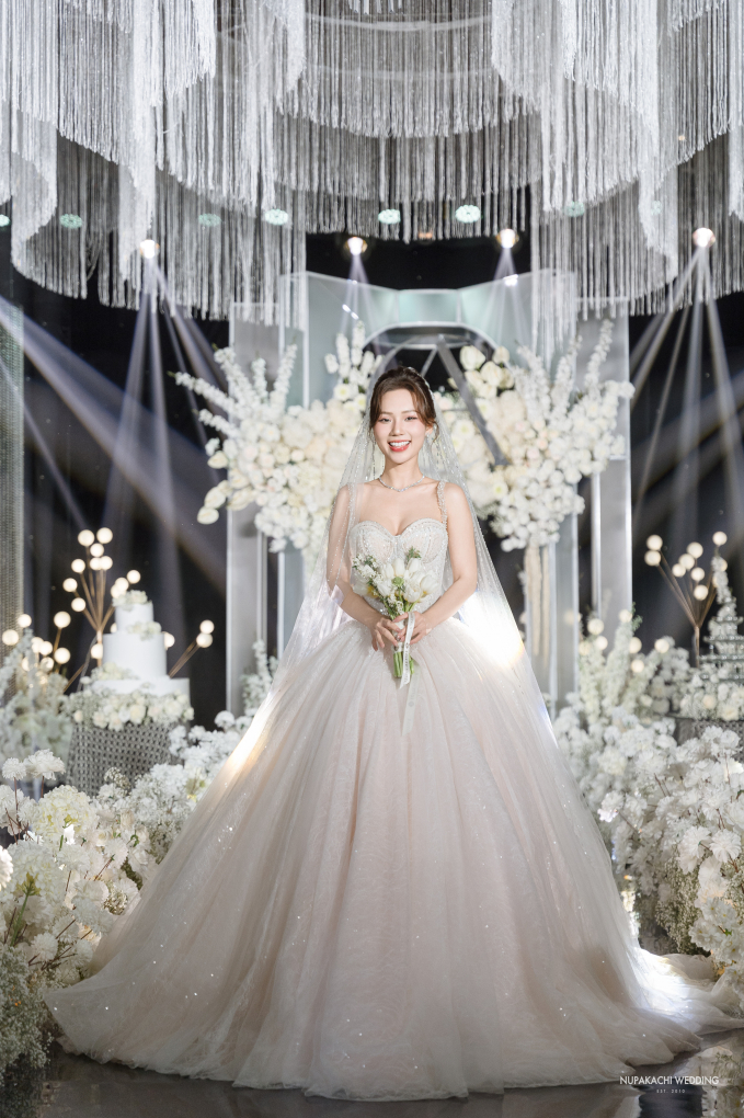 Lễ cưới của diễn viên Vbiz và chồng doanh nhân: Cô dâu diện váy 200 triệu khoe nhan sắc mỹ miều, dàn sao đổ bộ chúc mừng-2