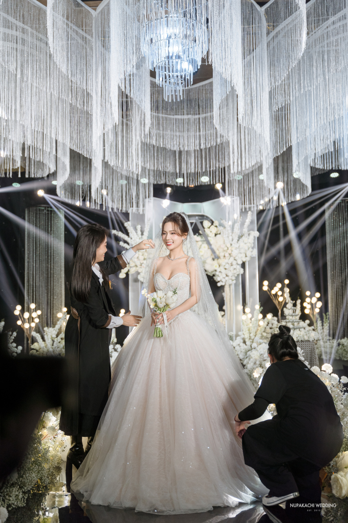 Lễ cưới của diễn viên Vbiz và chồng doanh nhân: Cô dâu diện váy 200 triệu khoe nhan sắc mỹ miều, dàn sao đổ bộ chúc mừng-3