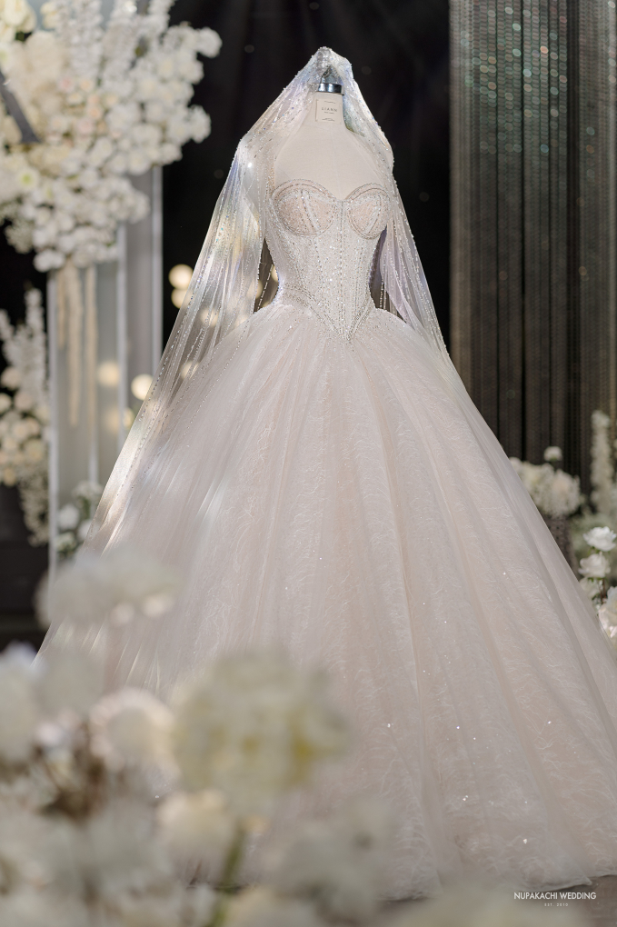 Lễ cưới của diễn viên Vbiz và chồng doanh nhân: Cô dâu diện váy 200 triệu khoe nhan sắc mỹ miều, dàn sao đổ bộ chúc mừng-4