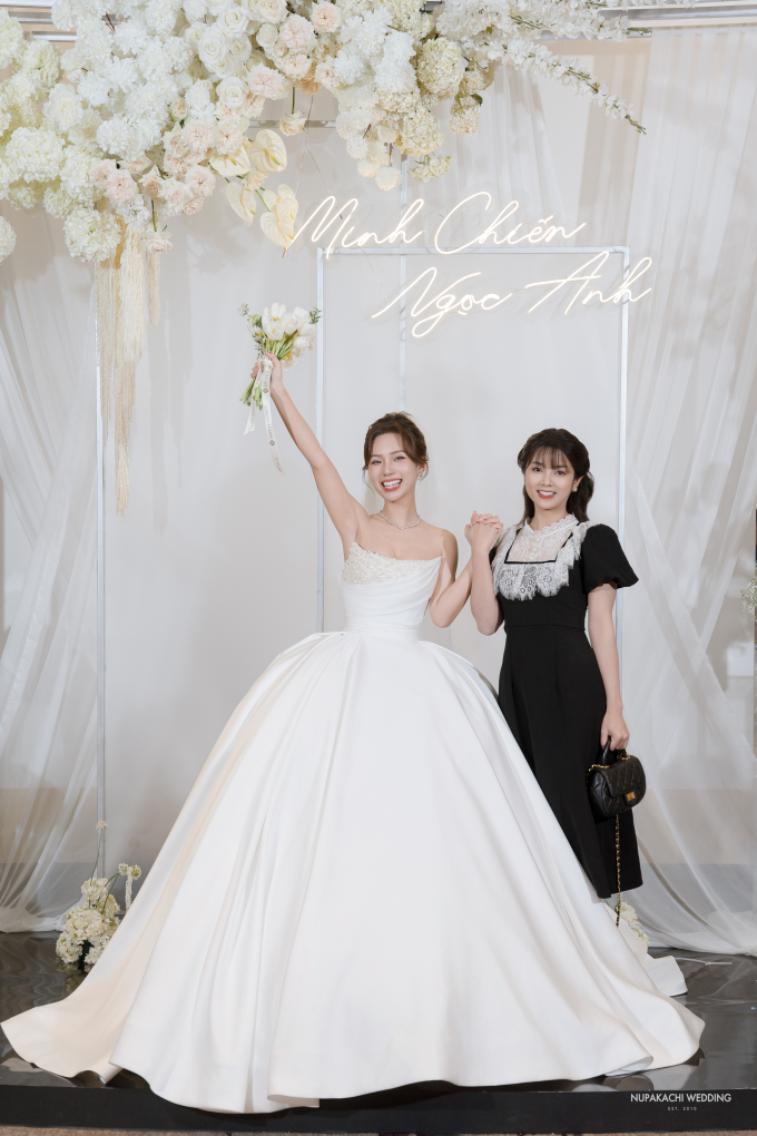 Lễ cưới của diễn viên Vbiz và chồng doanh nhân: Cô dâu diện váy 200 triệu khoe nhan sắc mỹ miều, dàn sao đổ bộ chúc mừng-6