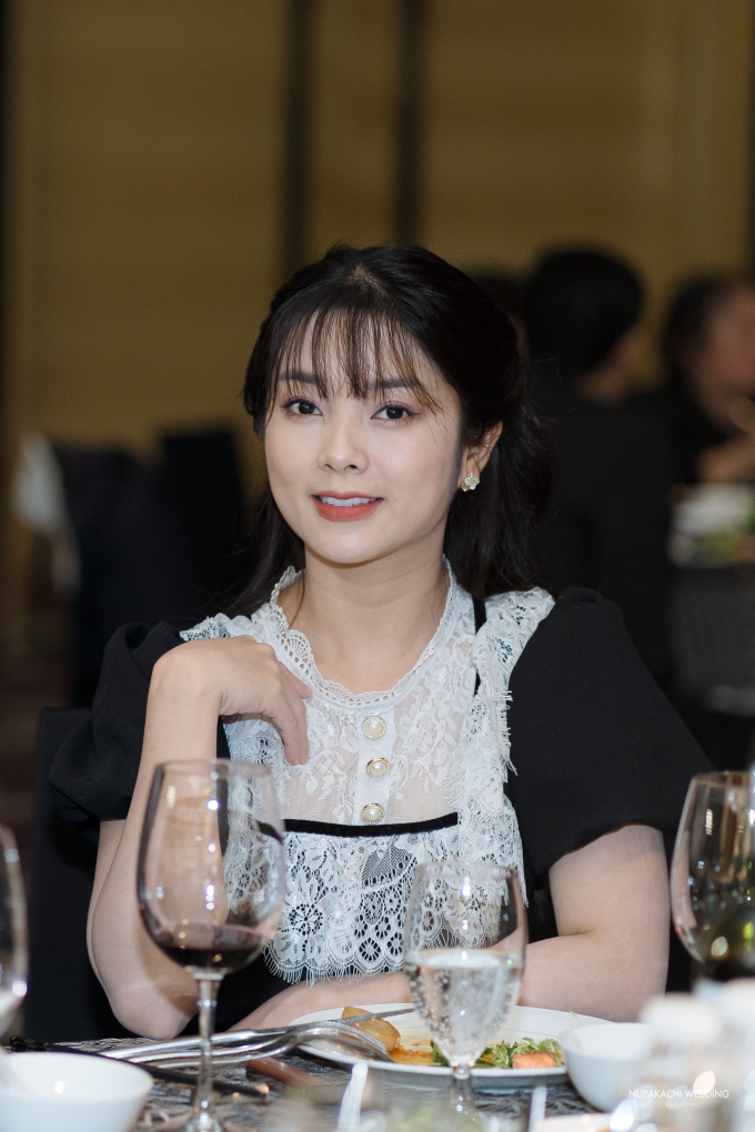 Lễ cưới của diễn viên Vbiz và chồng doanh nhân: Cô dâu diện váy 200 triệu khoe nhan sắc mỹ miều, dàn sao đổ bộ chúc mừng-7