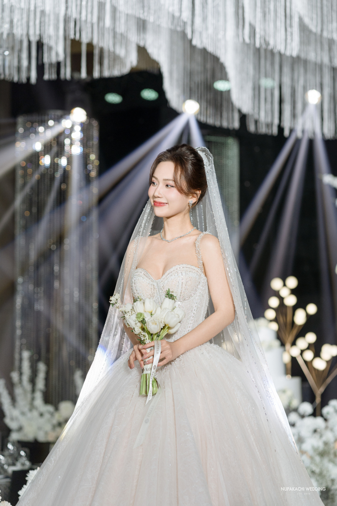 Lễ cưới của diễn viên Vbiz và chồng doanh nhân: Cô dâu diện váy 200 triệu khoe nhan sắc mỹ miều, dàn sao đổ bộ chúc mừng-15