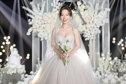 Lễ cưới của diễn viên Vbiz và chồng doanh nhân: Cô dâu diện váy 200 triệu khoe nhan sắc mỹ miều, dàn sao đổ bộ chúc mừng