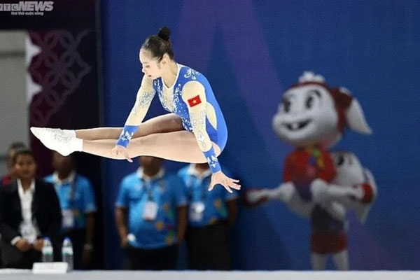 Nữ VĐV nhảy cầu xinh như hoa bán lạp xưởng, khách đi ngang đều tò mò khi thấy một thứ-9