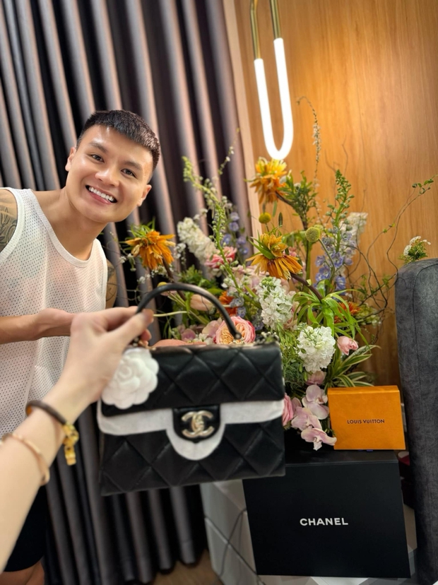 Chu Thanh Huyền khoe túi hàng hiệu được Quang Hải tặng, dân mạng chỉ biết tấm tắc: Đúng chồng nhà người ta-2