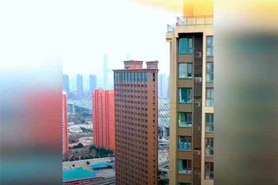 Tòa nhà 'mỏng như tờ giấy' được xây dựng gây tranh cãi ở Trung Quốc